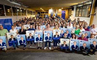 Más de 200 personas en la tradicional pegada de carteles